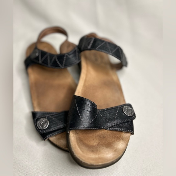Taos Footwear Black Leather Slingback Sandals with Silver Medallion - Picture 8 of 8
